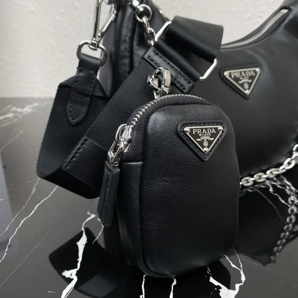Prada Padded Nappa-leather Prada Re-Edition 2005 Shoulder Bag for Women in Black Prada Padded Nappa-leather Prada Re-Edition 2005 Shoulder Bag for Women in Black