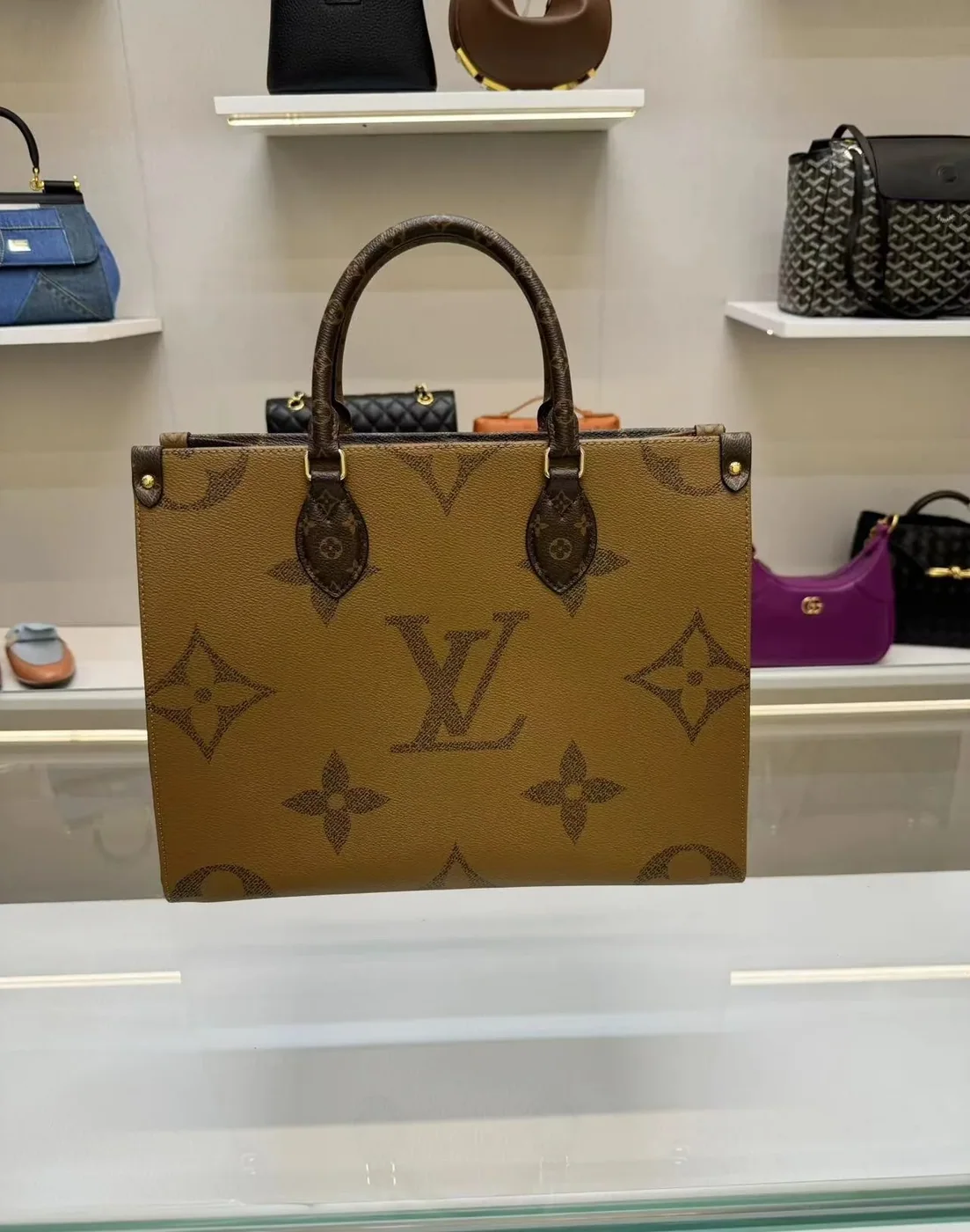 Louis Vuitton OnTheGo MM Tote Bag / Monogram Reverse Canvas Gold Hardware Louis Vuitton OnTheGo MM Tote Bag / Monogram Reverse Canvas Gold Hardware