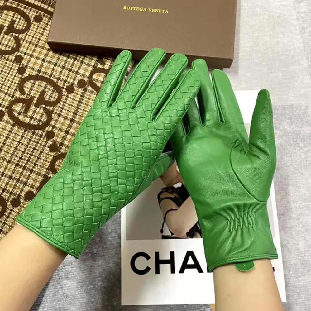 Bottega Veneta Intrecciato Leather Gloves for Women in Green Bottega Veneta Intrecciato Leather Gloves for Women in Green