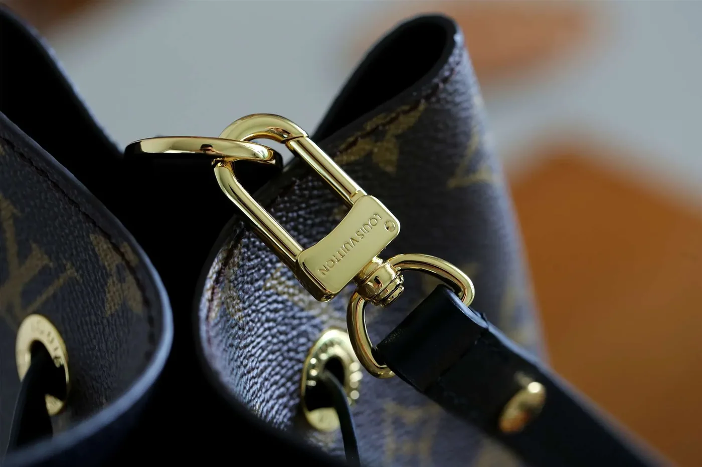 Louis Vuitton NeoNoe MM Bucket Bag Brown / LV Louis Vuitton NeoNoe MM Bucket Bag Brown / LV