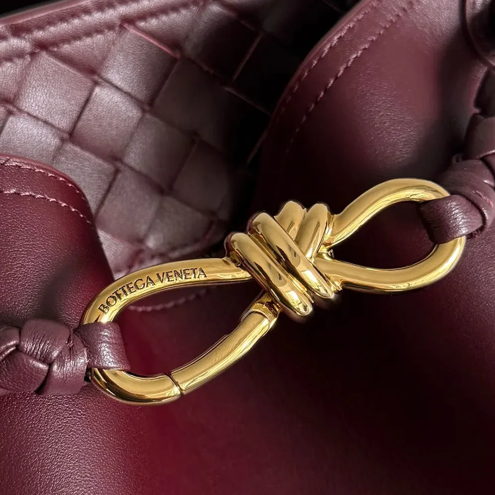Bottega Veneta Andiamo Bucket in Silky Calf Leather for Women in Maroon
