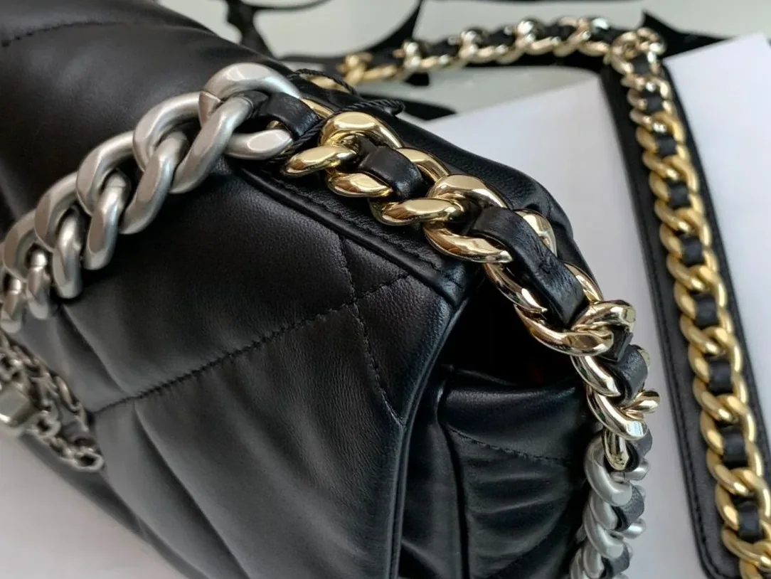Chanel Flap Bag Crossbody in Black Chanel Flap Bag Crossbody in Black