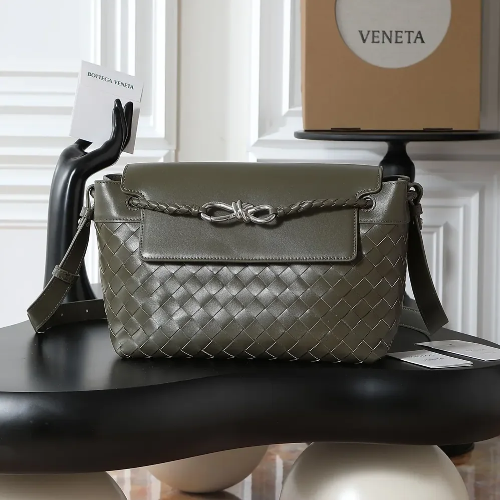Bottega Veneta Small Andiamo Messenger for Unisex in Dark Green Bottega Veneta Small Andiamo Messenger for Unisex in Dark Green