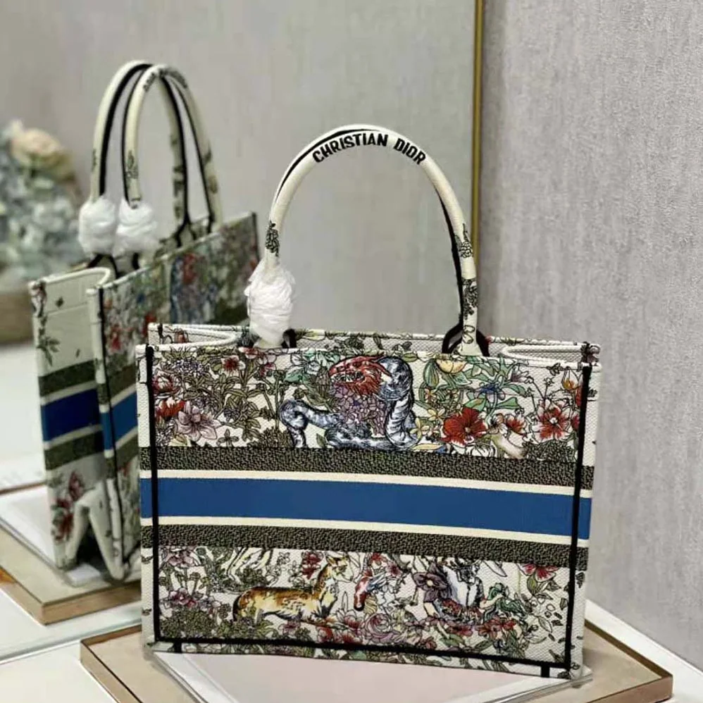 Dior Medium Dior Book Tote Latte D for Women in Constellation Embroidery Dior Medium Dior Book Tote Latte D for Women in Constellation Embroidery