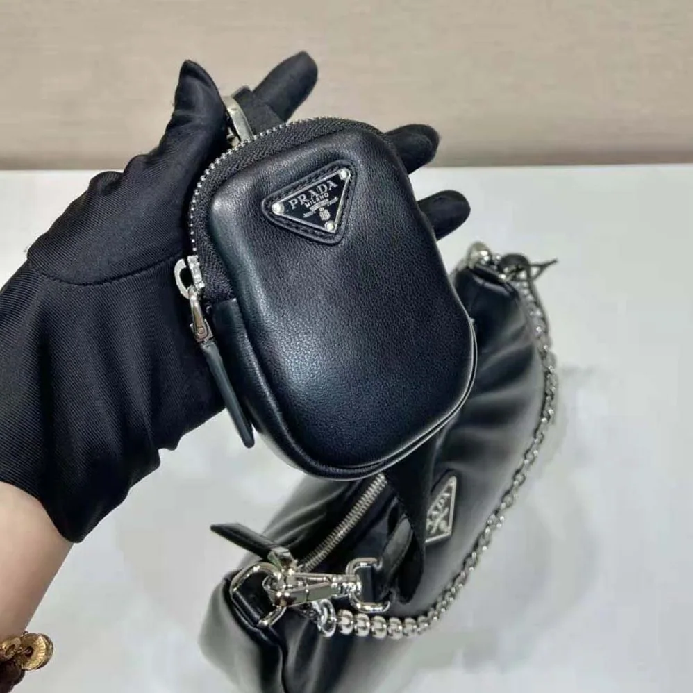 Prada Padded Nappa-Leather Prada Re-Edition 2005 Shoulder Bag for Women in Black Prada Padded Nappa-Leather Prada Re-Edition 2005 Shoulder Bag for Women in Black