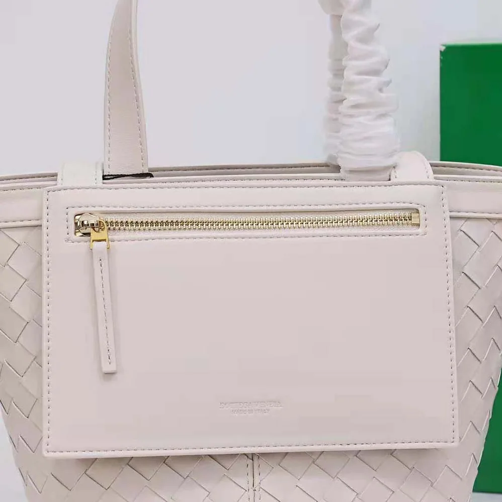 Bottega Veneta Small Flip Flap in Lambskin Leather for Women in White