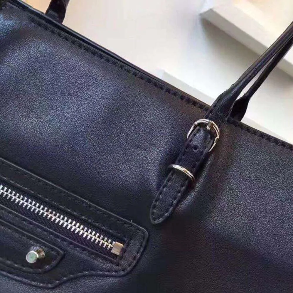 Balenciaga Papier B4 Zip Around Cross Body Horizontal Tote for Women in Black Balenciaga Papier B4 Zip Around Cross Body Horizontal Tote for Women in Black