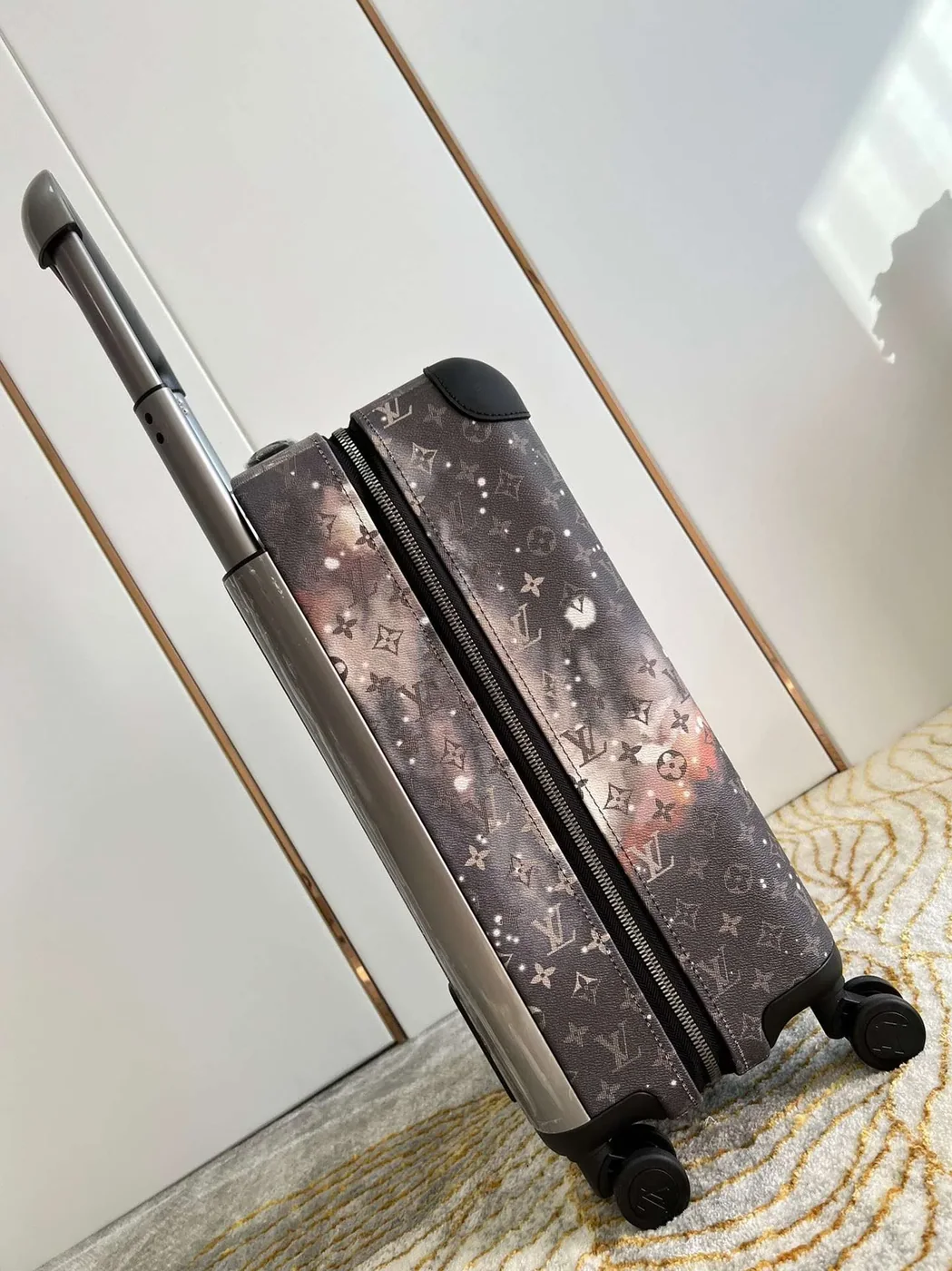 Louis Vuitton Monogram Horizon 55 Suitcase in Grey Silver Hardware Louis Vuitton Monogram Horizon 55 Suitcase in Grey Silver Hardware