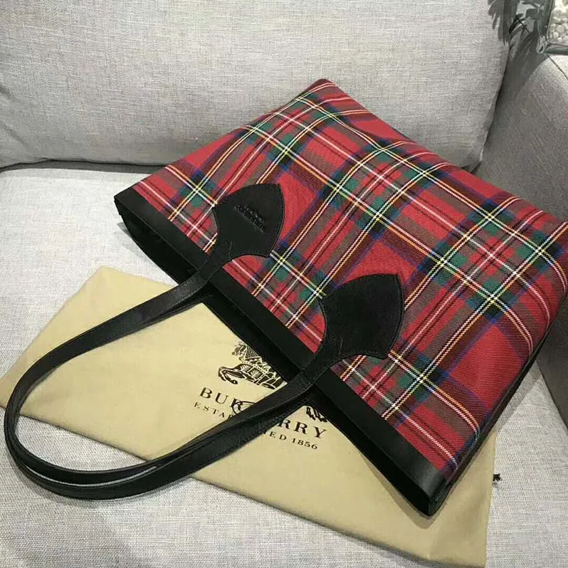Burberry The Medium Giant Reversible Tote in Vintage Check for Unisex