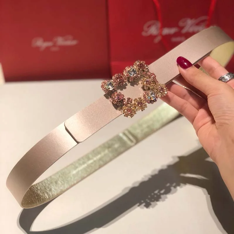 Roger Vivier Wome Flowers Belt in Silk Satin in Sandy
