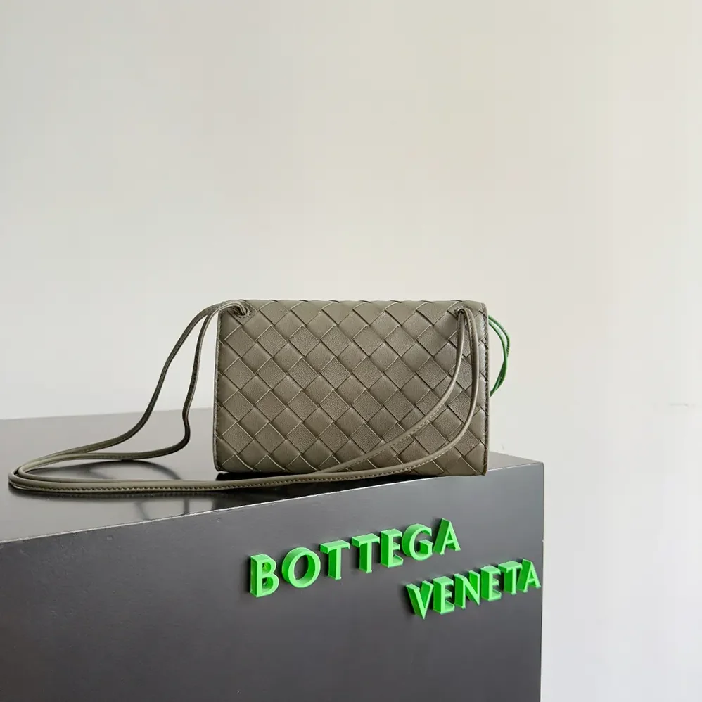 Bottega Veneta Andiamo Daisy Pouch+Dark Green for Women Bottega Veneta Andiamo Daisy Pouch+Dark Green for Women