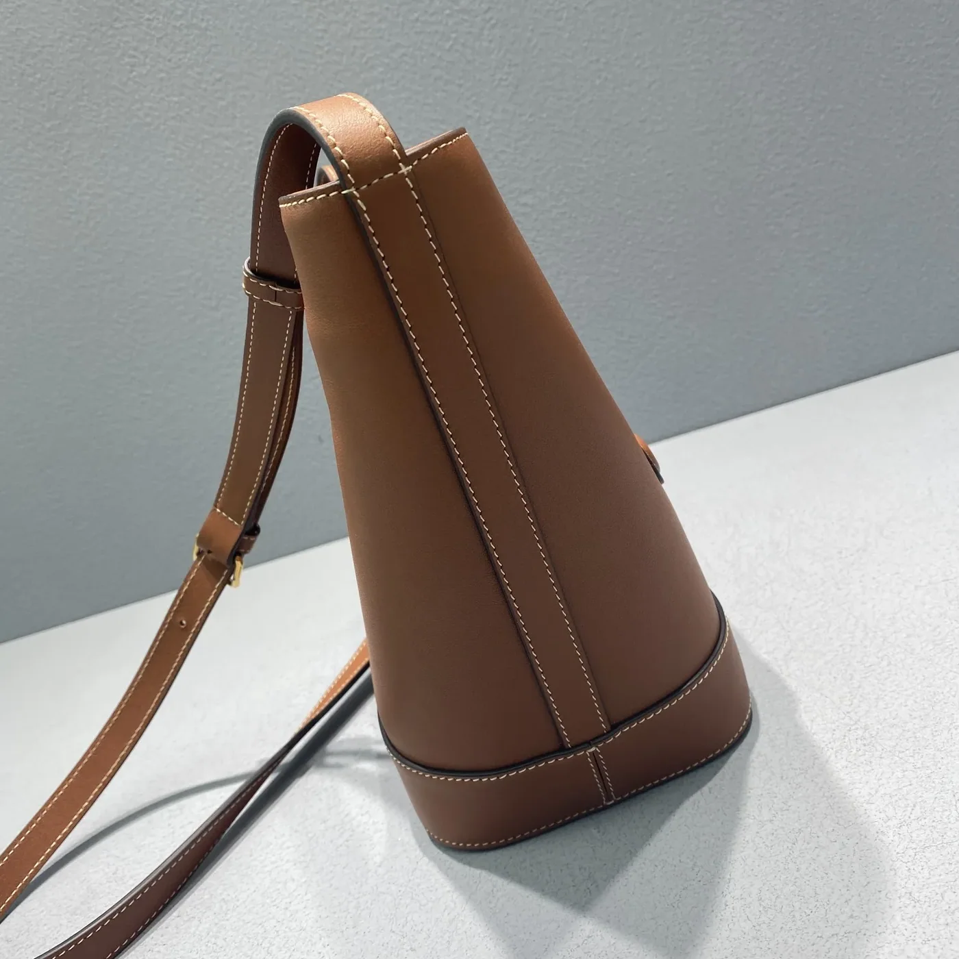 Celine Oval Bag Cuir Triomphe Brown / .04LU