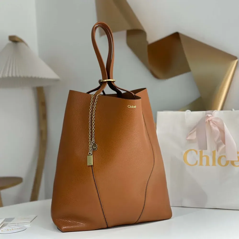 Chloe Large Chloé Spin Tote Bag in Grained Leather for Women in Brown