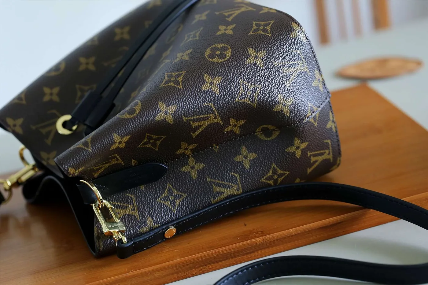 Louis Vuitton NeoNoe MM Bucket Bag Brown / LV Louis Vuitton NeoNoe MM Bucket Bag Brown / LV