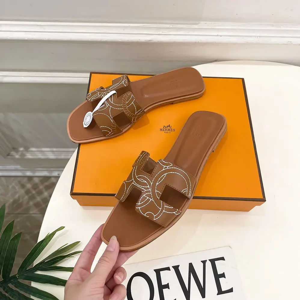 Hermes Oran sandal in “Panoplie Equestre” Embroidered Calfskin for Women in Brown Hermes Oran sandal in “Panoplie Equestre” Embroidered Calfskin for Women in Brown
