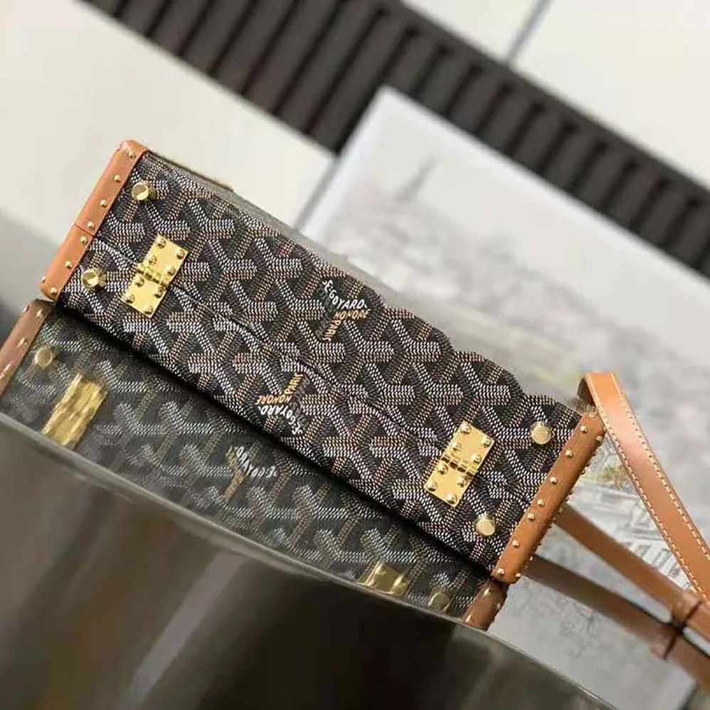 Goyard Sac Malle Grand Hôtel in Goyardine Canvas & Clamecy Calfskin for Women in Brown Goyard Sac Malle Grand Hôtel in Goyardine Canvas & Clamecy Calfskin for Women in Brown