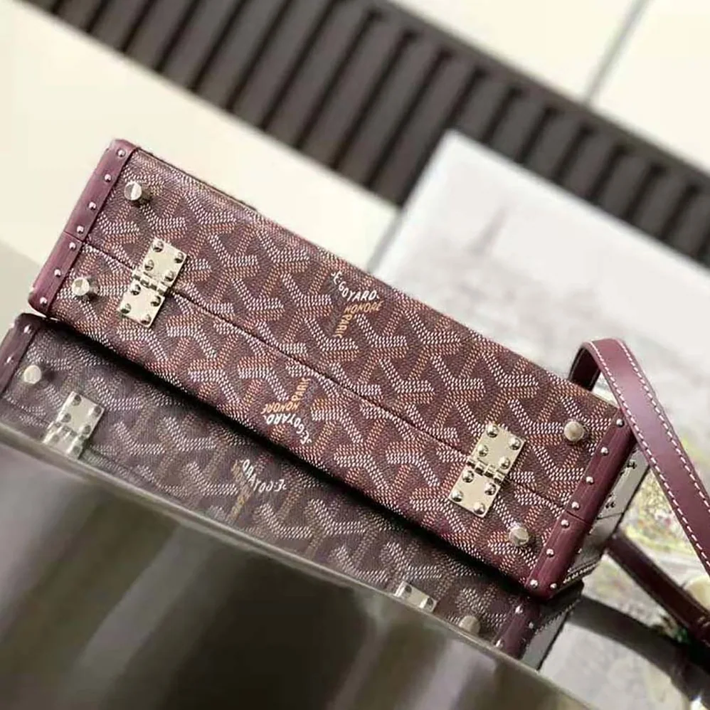 Goyard Sac Malle Grand Hôtel in Goyardine Canvas & Clamecy Calfskin for Women in Maroon Goyard Sac Malle Grand Hôtel in Goyardine Canvas & Clamecy Calfskin for Women in Maroon