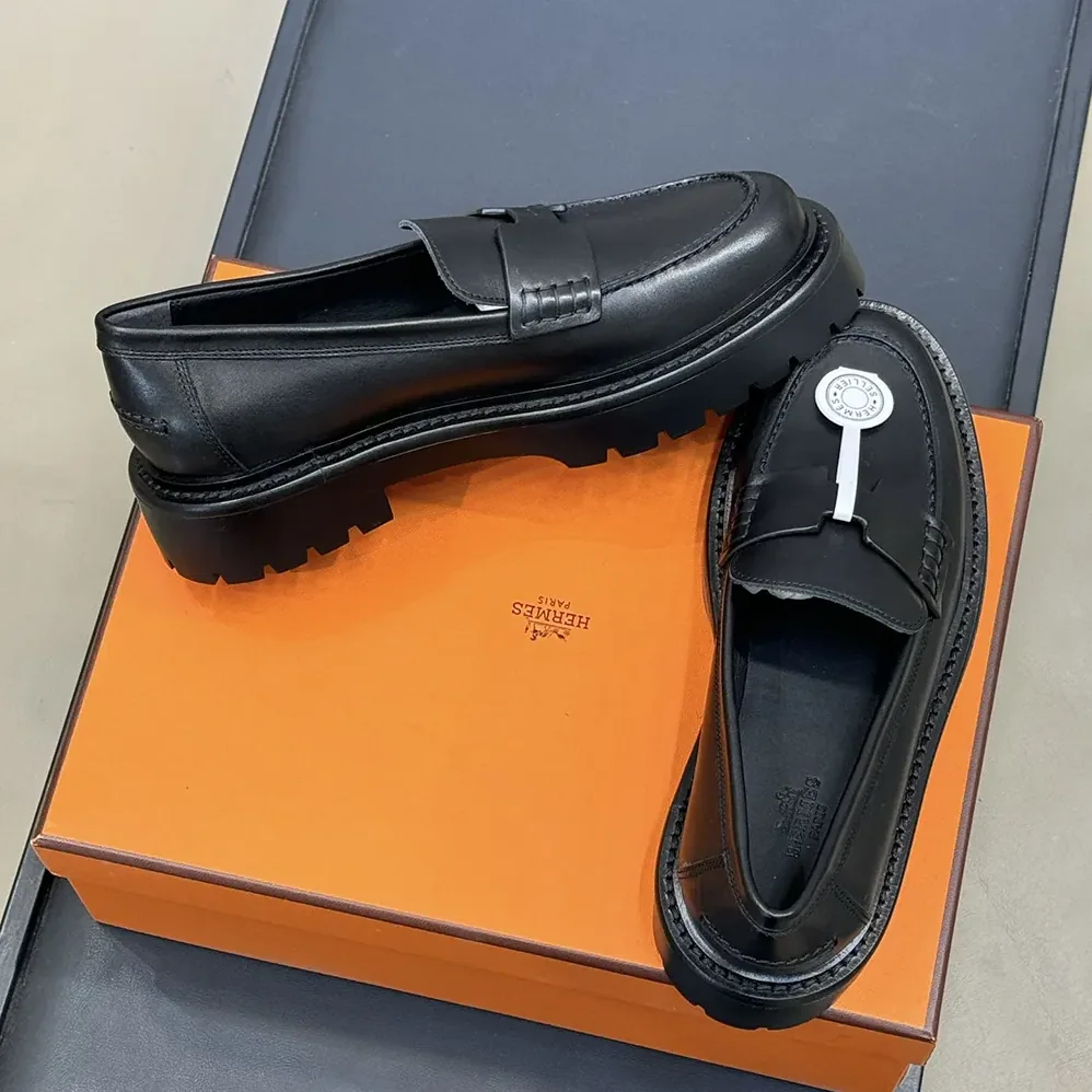 Hermes Klement Loafer in Calfskin for Women in Black Hermes Klement Loafer in Calfskin for Women in Black