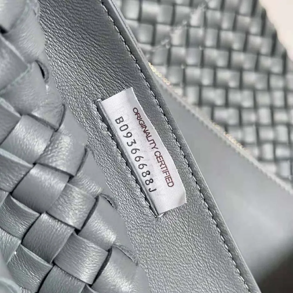 Bottega Veneta Medium Cabat Leather Tote Bag with Detachable Strap for Women in Gray