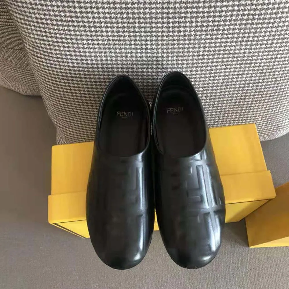 Fendi Signature Black Nappa Leather Slippers for Unisex Fendi Signature Black Nappa Leather Slippers for Unisex
