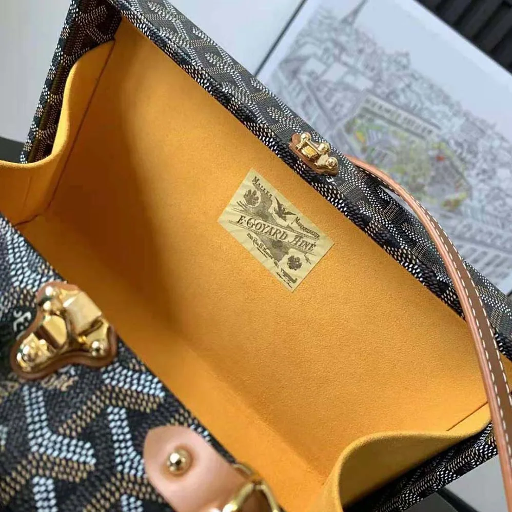 Goyard Sac Malle Grand Hôtel in Goyardine Canvas & Clamecy Calfskin for Women in Brown Goyard Sac Malle Grand Hôtel in Goyardine Canvas & Clamecy Calfskin for Women in Brown