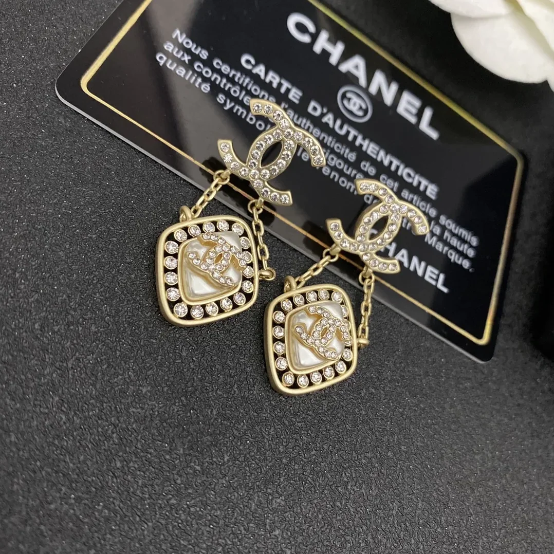 Chanel Small Twinkle Stone Border Rhombus Earrings Gold Tone Chanel Small Twinkle Stone Border Rhombus Earrings Gold Tone
