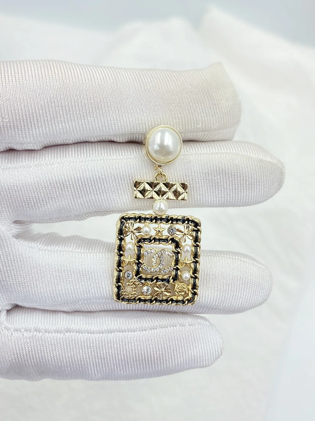 Chanel Douple Black Border Square Frame Earrings Gold Tone Chanel Douple Black Border Square Frame Earrings Gold Tone