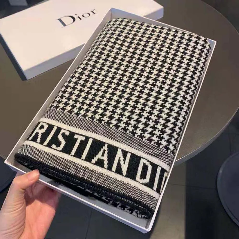 Dior 30 Montaigne Scarf Black and White Houndstooth Cashmere Blend Knit for Women Dior 30 Montaigne Scarf Black and White Houndstooth Cashmere Blend Knit for Women