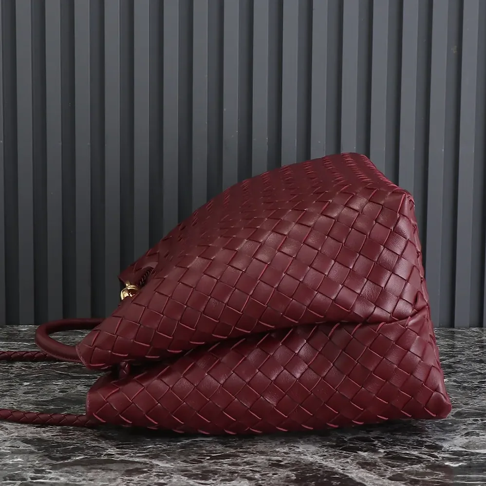 Bottega Veneta Large Andiamo in Lambskin Leather for Women in Maroon Bottega Veneta Large Andiamo in Lambskin Leather for Women in Maroon