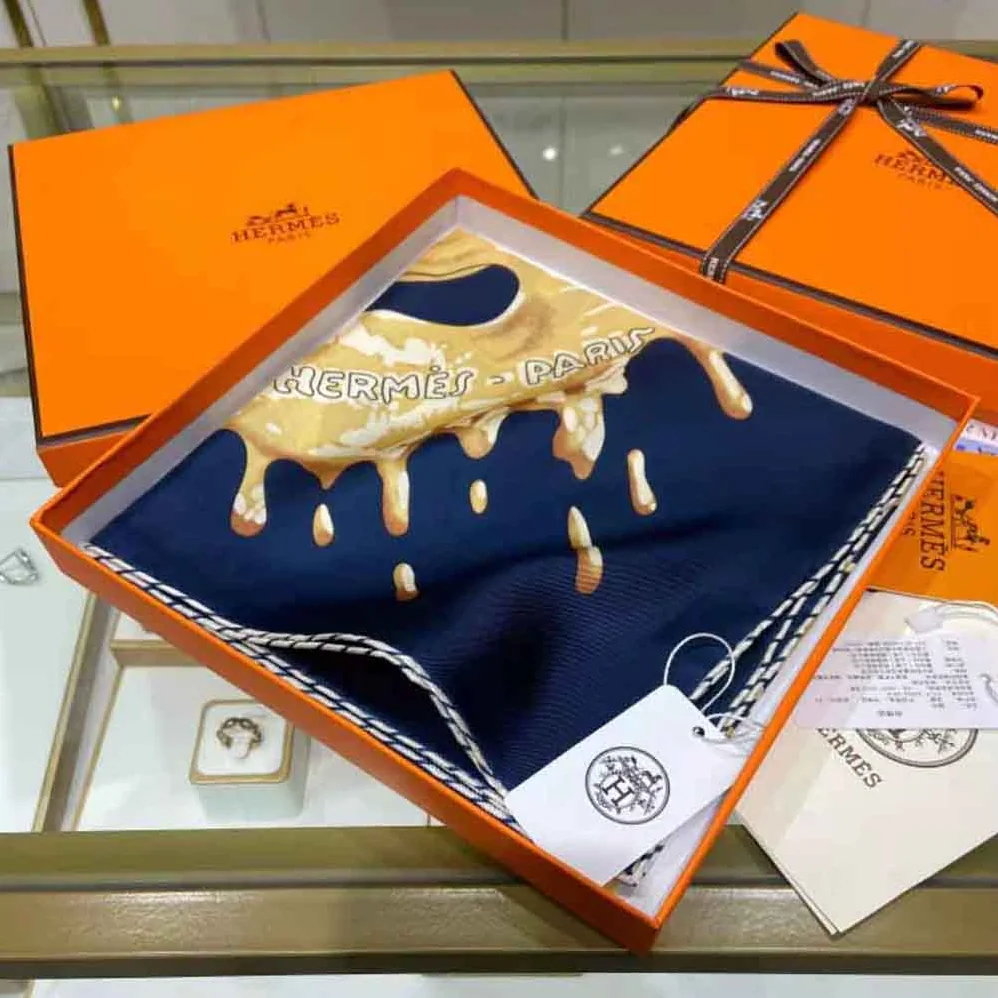 Hermes Peinture Fraiche Scarf 45 in Silk Twill with Hand for Women in Rolled Edges