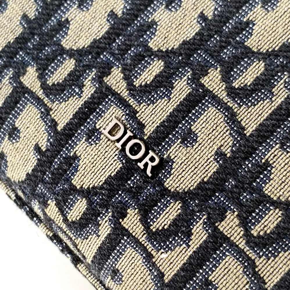 Dior Saddle A5 Triangle Pouch Beige and Black Dior Oblique Jacquard with Black Grained Calfskin for Men Dior Saddle A5 Triangle Pouch Beige and Black Dior Oblique Jacquard with Black Grained Calfskin for Men