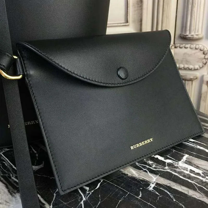 Burberry The Medium Leather Bucket Bag for Women in Black Burberry The Medium Leather Bucket Bag for Women in Black