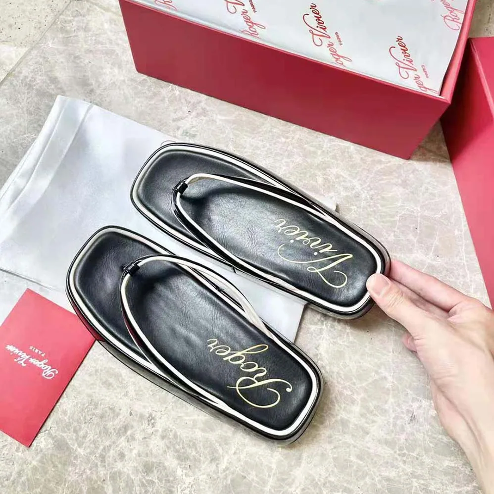 Roger Vivier Slide Thong Mules in Patent Leather for Women in Black