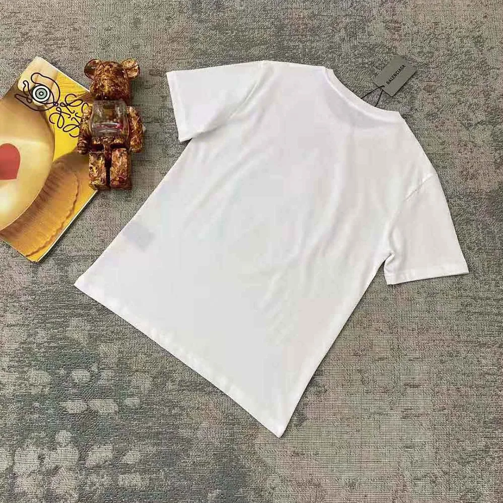 Burberry Heart Motif Cotton T-shirt for Women in White Burberry Heart Motif Cotton T-shirt for Women in White