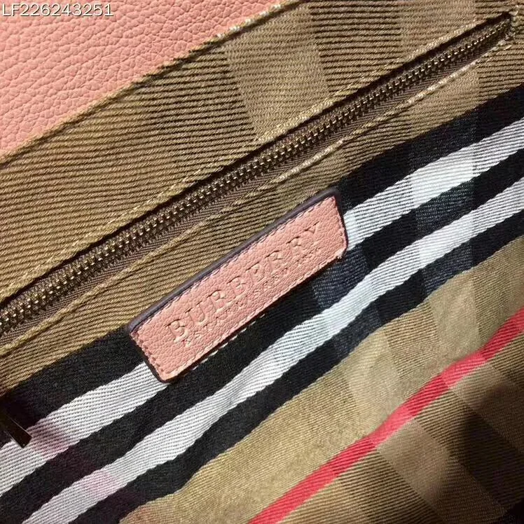 Burberry Medium Buckle Tote in Grainy Leather in Pink