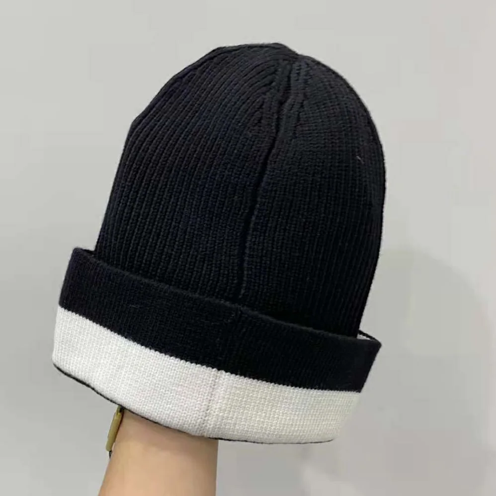 Burberry Logo Intarsia Cashmere Beanie for Unisex in Black Burberry Logo Intarsia Cashmere Beanie for Unisex in Black
