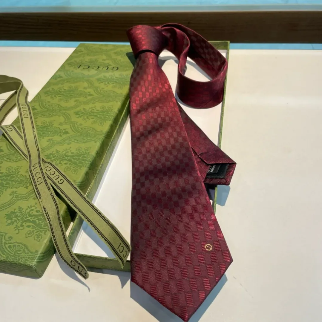 Gucci Geometric Pattern Silk Tie Red Gucci Geometric Pattern Silk Tie Red