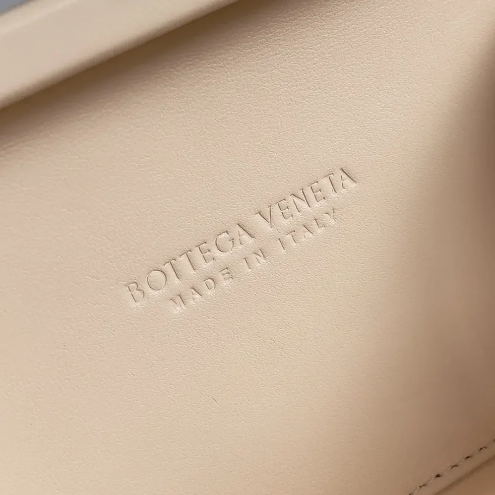 Bottega Veneta Knot Minaudière Clutch in Calfskin Leather for Women in Pink Bottega Veneta Knot Minaudière Clutch in Calfskin Leather for Women in Pink