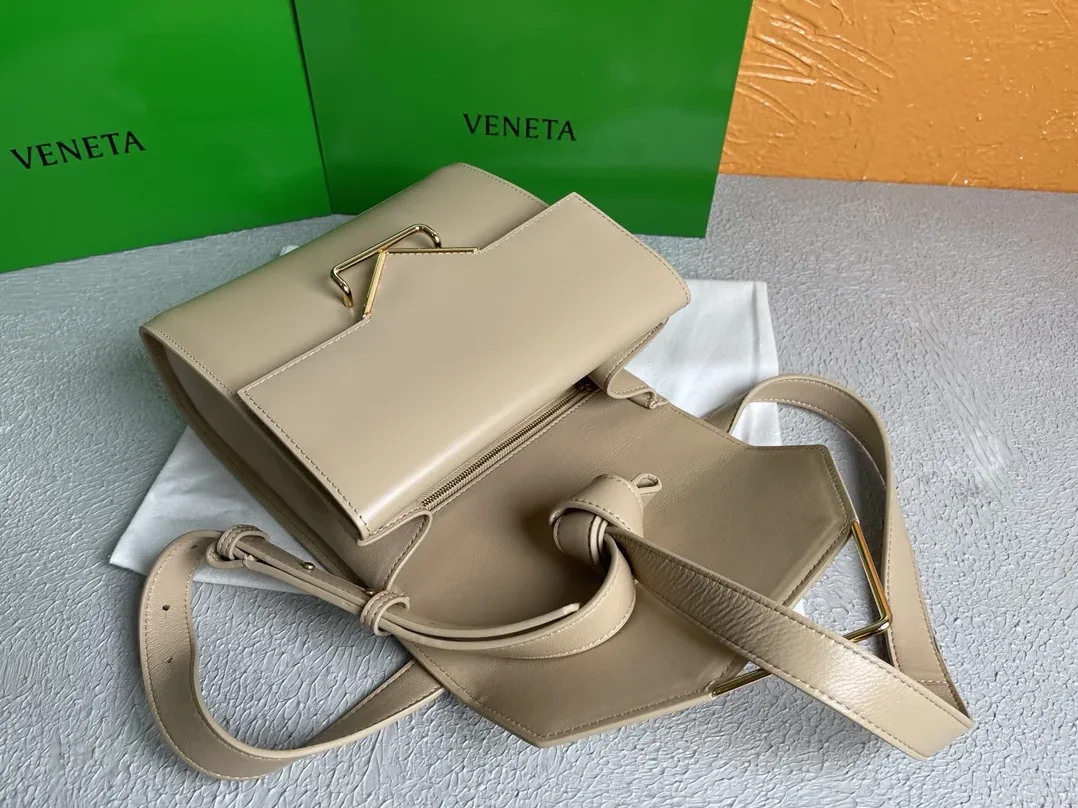 Bottega Veneta Clip Bag Beige Bottega Veneta Clip Bag Beige