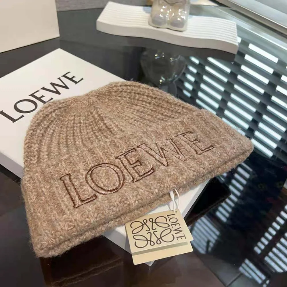 Loewe LOEWE Beanie in Wool for Unisex in Beige Loewe LOEWE Beanie in Wool for Unisex in Beige