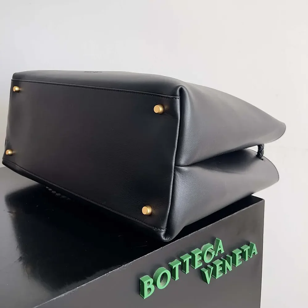 Bottega Veneta Large Andiamo in Silky Calf Leather for Women in Black/Gold