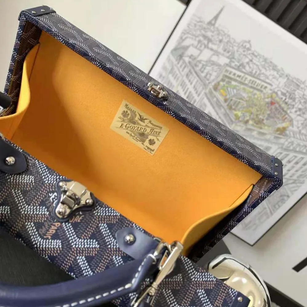 Goyard Sac Malle Grand Hôtel in Goyardine Canvas & Clamecy Calfskin for Women in Navy Goyard Sac Malle Grand Hôtel in Goyardine Canvas & Clamecy Calfskin for Women in Navy