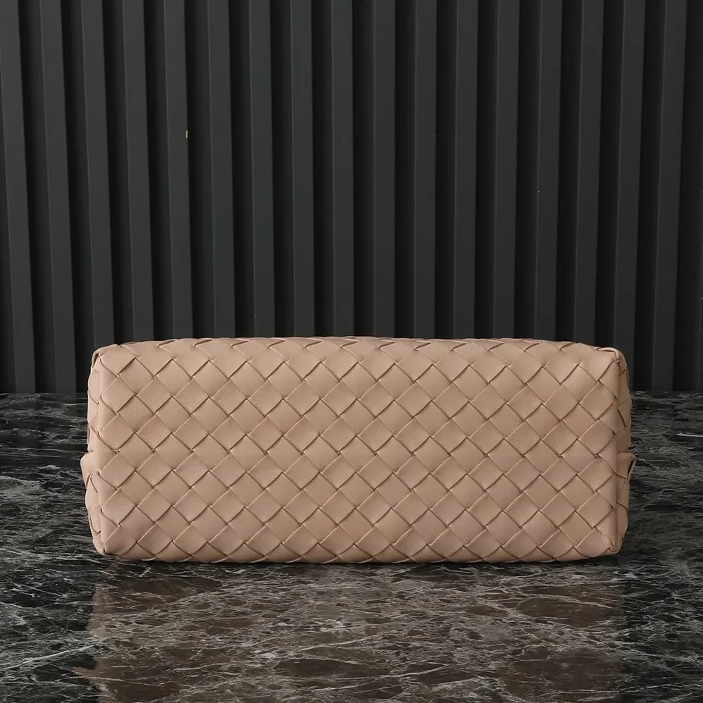Bottega Veneta Medium Andiamo in Supple Intrecciato Leather for Women in Pink Bottega Veneta Medium Andiamo in Supple Intrecciato Leather for Women in Pink