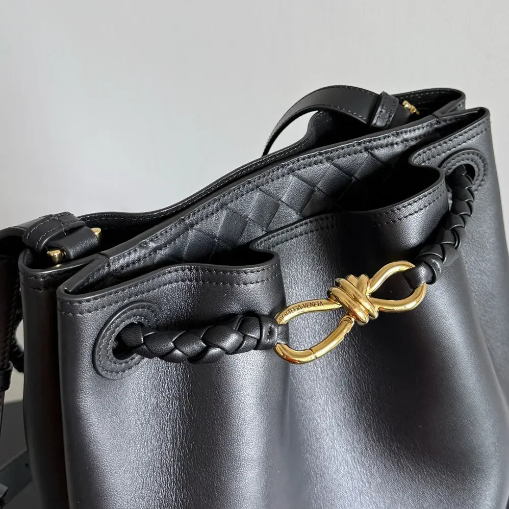 Bottega Veneta Andiamo Bucket in Silky Calf Leather for Women in Black
