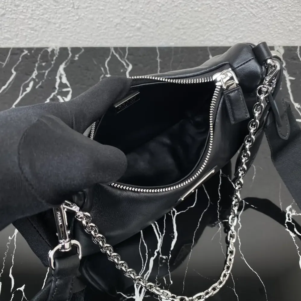 Prada Padded Nappa-leather Prada Re-Edition 2005 Shoulder Bag for Women in Black Prada Padded Nappa-leather Prada Re-Edition 2005 Shoulder Bag for Women in Black