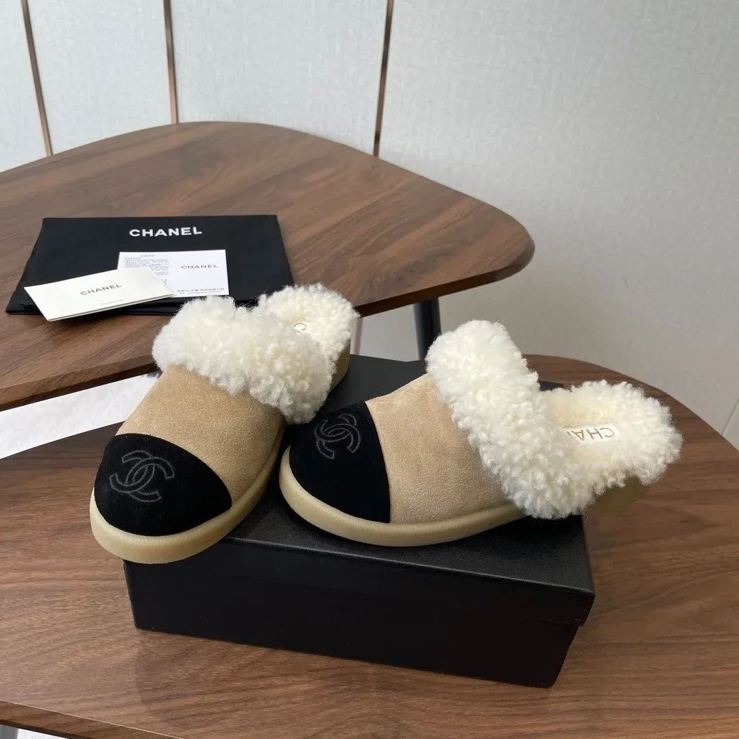 Chanel Shearling Two in Tone Mules Beige/Black Chanel Shearling Two in Tone Mules Beige/Black