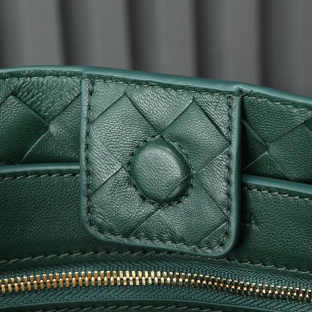 Bottega Veneta Medium Andiamo in Supple Intrecciato Leather for Women in Green