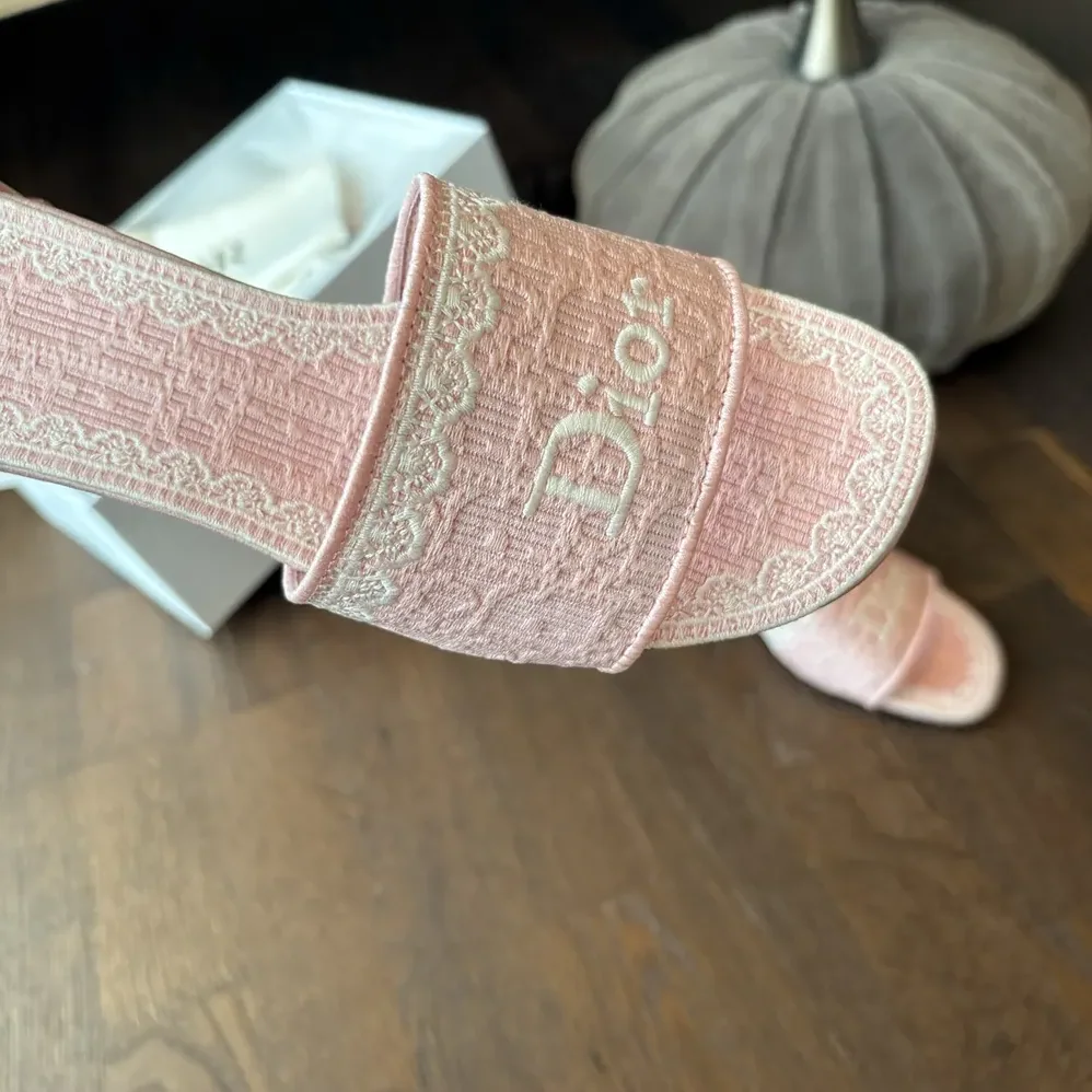 Dior Dioramour Dior Dentelle Heeled Slide Soupir Pink Dior Oblique Embroidered Cotton and White Lace for Women Dior Dioramour Dior Dentelle Heeled Slide Soupir Pink Dior Oblique Embroidered Cotton and White Lace for Women