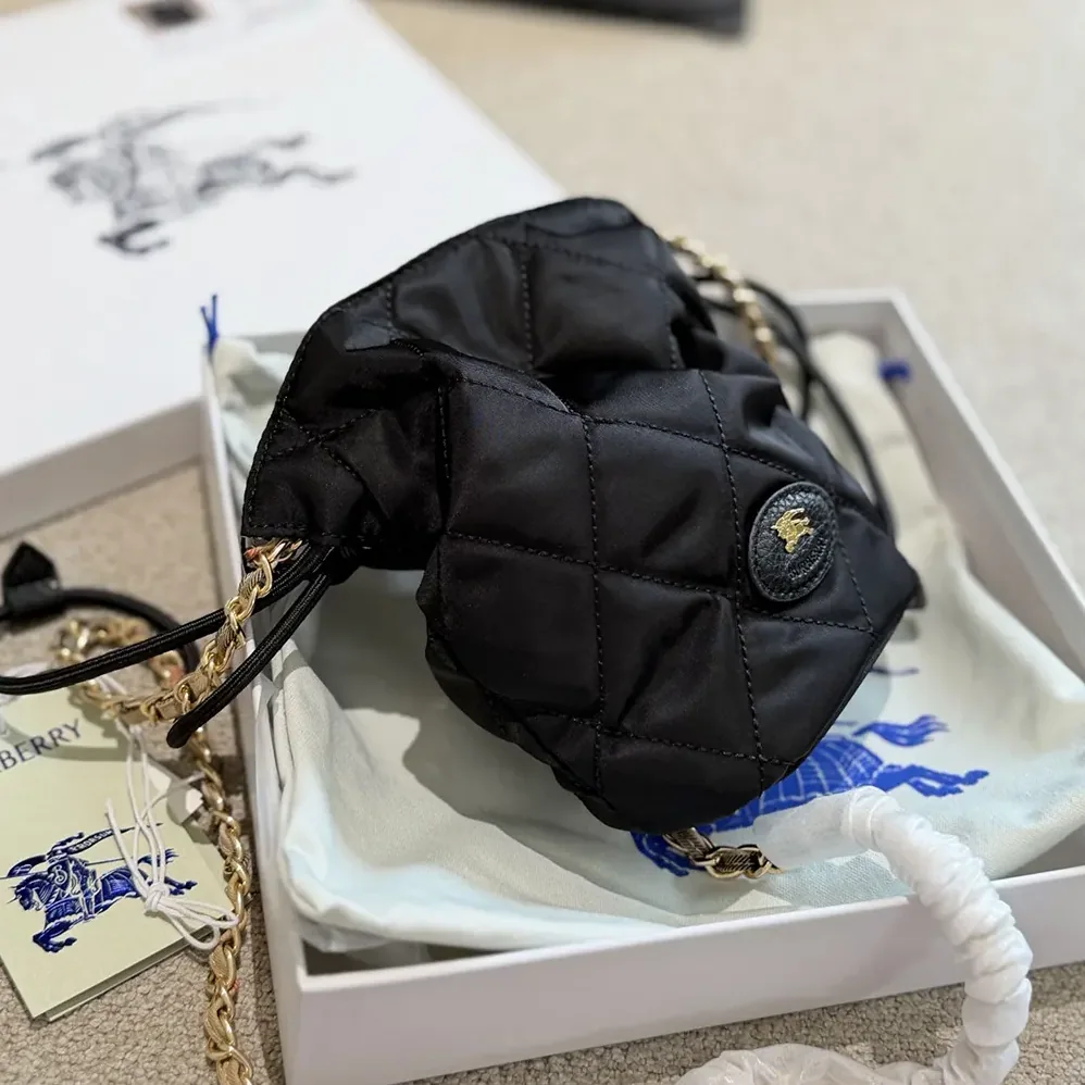 Burberry Horseshoe Chain Pouch for Women in Black Burberry Horseshoe Chain Pouch for Women in Black