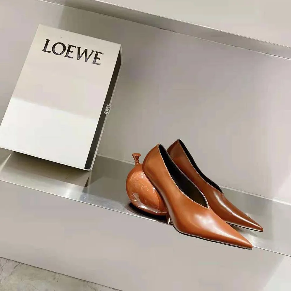Loewe Balloon Pump in Calfskin for Women in Tan Loewe Balloon Pump in Calfskin for Women in Tan